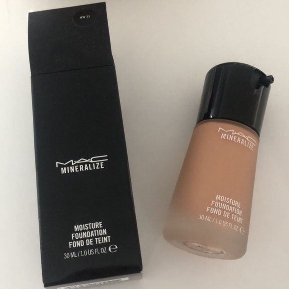 SOLD MAC Mineralize Moisture Foundation 30mL DISCONTINUED - Picture 3 of 6